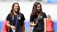 Melanie Leupolz (kiri) dan Sara Daebritz di luar pertandingan. (Foto: Maja Hitij/Getty Images)