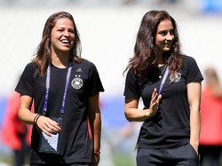 Melanie Leupolz (kiri) dan Sara Daebritz di luar pertandingan. (Foto: Maja Hitij/Getty Images)