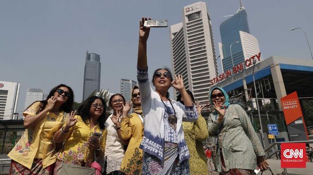 Sejumlah perempuan mengenakan kebaya di kawasan Dukuh Atas, Jakarta, Selasa, 25 Juni 2019. Kehadiran mereka untuk mengkampanyekan gerakan mengenakan kebaya di hari selasa sebagai upaya mengembalikan jati diri  dan idemtitas Indonesia. CNNIndonesia/Safir Makki