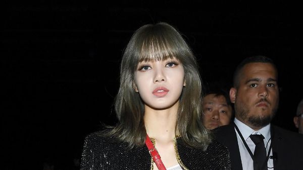 Cantiknya Kebangetan, Lisa Blackpink Curi Perhatian di Paris Fashion Week