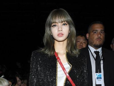 Cantiknya Kebangetan, Lisa Blackpink Curi Perhatian di Paris Fashion Week
