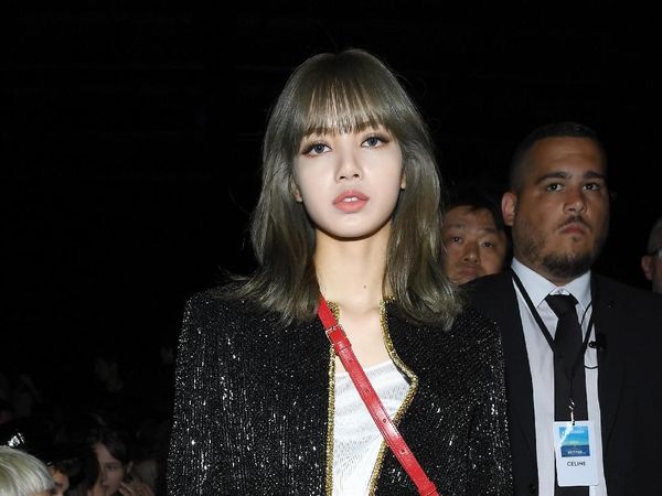 Cantiknya Kebangetan, Lisa Blackpink Curi Perhatian di Paris Fashion Week