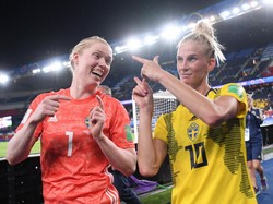 Hedvig Lindahl dan Sofia Jakobsson dalam kebahagiaan setelah Swedia mengalahkan Kanada di babak 16 besar. (Foto: Laurence Griffiths/Getty Images)