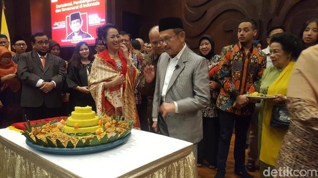 Kejutan Spesial Anak dan Cucu di Ultah ke-83 BJ Habibie
