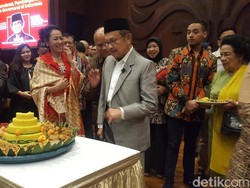 Usai Orasi Ilmiah di UI, BJ Habibie Dapat Kejutan Ultah ke-83