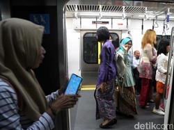 Viral, Foto Wanita Bawa Hula Hoop di MRT Agar Tak Disenggol Penumpang Lain