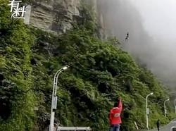 Wanita Ini Rela Lompati Tebing Curam Demi Antarkan Makanan Tiap Hari