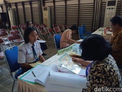 Pasrah Orang Tua Daftarkan Anak yang Jauh dari Sekolah