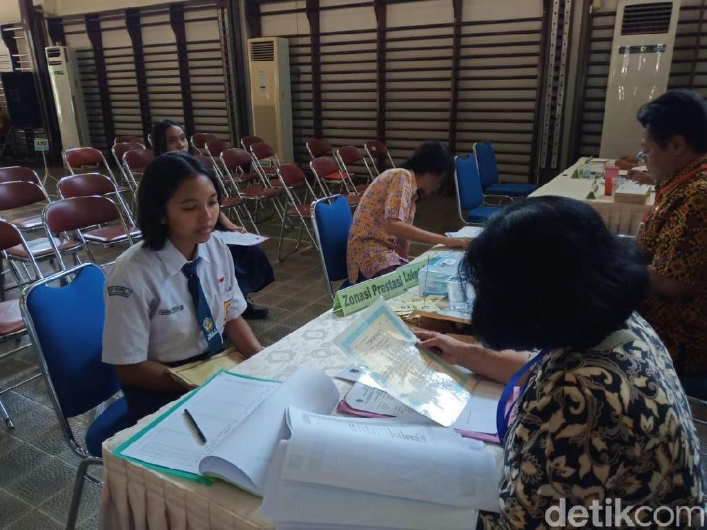 Pasrah Orang Tua Daftarkan Anak yang Jauh dari Sekolah Pasrah Orang Tua Daftarkan Anak yang Jauh dari Sekolah