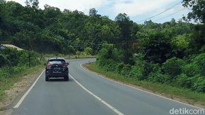 Mulusnya Jalan Aspal Menuju Perbatasan RI-Malaysia di Entikong