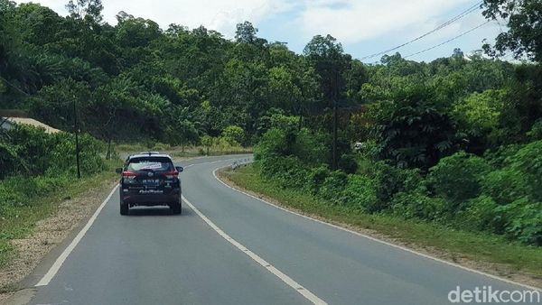 Mulusnya Jalan Aspal Menuju Perbatasan RI-Malaysia di Entikong
