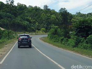 Mulusnya Jalan Aspal Menuju Perbatasan RI-Malaysia di Entikong Mulusnya Jalan Aspal Menuju Perbatasan RI-Malaysia di Entikong