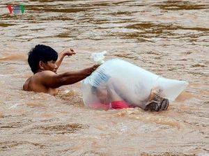 Viral Pria Bungkus Anak di Kantong Plastik Seberangi Sungai, Alasannya Haru