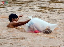 Viral Pria Bungkus Anak di Kantong Plastik Seberangi Sungai, Alasannya Haru