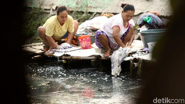 Ironi Warga Jakarta, Masih Ada loh yang Mencuci Baju di Kali