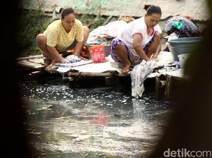 Ironi Warga Jakarta, Masih Ada loh yang Mencuci Baju di Kali