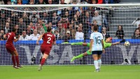 Aksi kiper Argentina, Vanina Correa, saat menggagalkan eksekusi pemain Inggirs, Nikita Parris. (Foto: Marc Atkins/Getty Images)