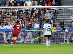 Aksi kiper Argentina, Vanina Correa, saat menggagalkan eksekusi pemain Inggirs, Nikita Parris. (Foto: Marc Atkins/Getty Images)