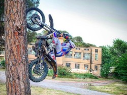 Lihat Aksi Offroader Panjat Pohon Pakai Motor