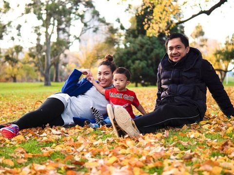 Cara Ayu Dewi agar Lebih Disayang Suami Saat Hamil