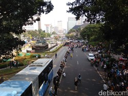Massa Kawal MK Sempat Tutupi Jalan, Lalin di Patung Kuda Macet