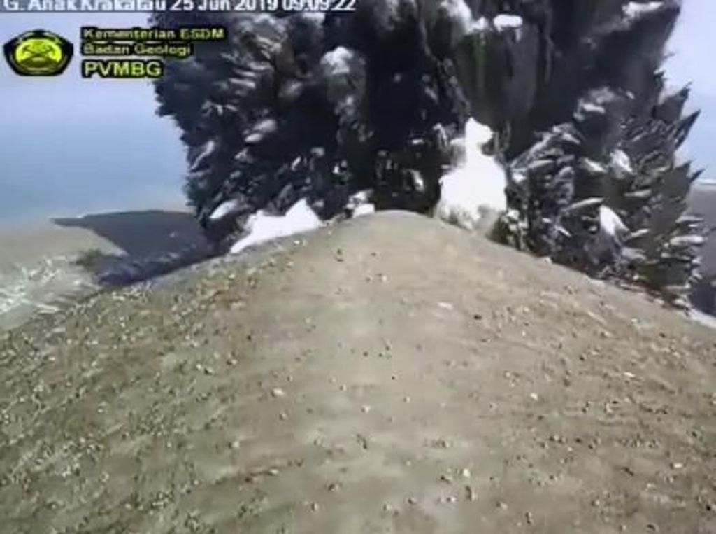Video Detik-detik Gunung Anak Krakatau Erupsi Disertai 3 Kali Letusan Video Detik-detik Gunung Anak Krakatau Erupsi Disertai 3 Kali Letusan
