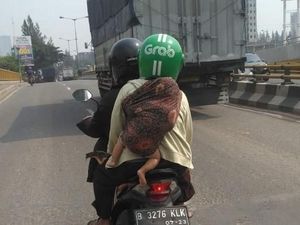Bahaya! Ibu Ini Gendong Bayinya di Punggung Saat Naik Ojek