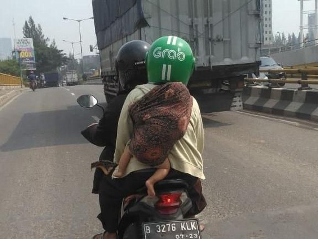 Bahaya! Ibu Ini Gendong Bayinya di Punggung Saat Naik Ojek Bahaya! Ibu Ini Gendong Bayinya di Punggung Saat Naik Ojek