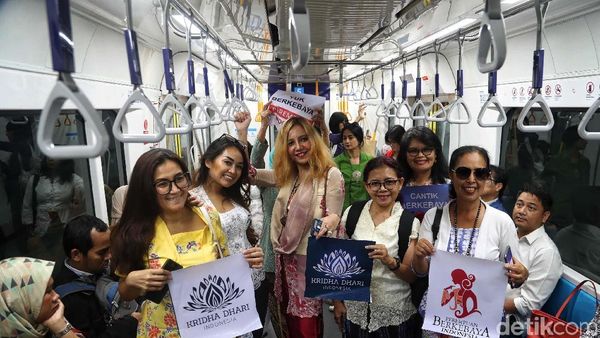 Serunya! Kampanye Ayo Berkebaya di MRT