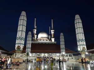 Indahnya Kelenteng Sam Poo Kong dan Masjid Agung Semarang