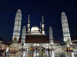 Indahnya Kelenteng Sam Poo Kong dan Masjid Agung Semarang