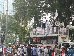 Ketum FPI Sampaikan Salam Habib Rizieq ke Massa Aksi Kawal MK