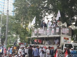 Ketum FPI Sampaikan Salam Habib Rizieq ke Massa Aksi Kawal MK