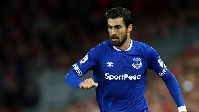 LIVERPOOL, ENGLAND - DECEMBER 02: Andre Gomes of Everton in action during the Premier League match between Liverpool FC and Everton FC at Anfield on December 02, 2018 in Liverpool, United Kingdom. (Photo by Clive Brunskill/Getty Images)