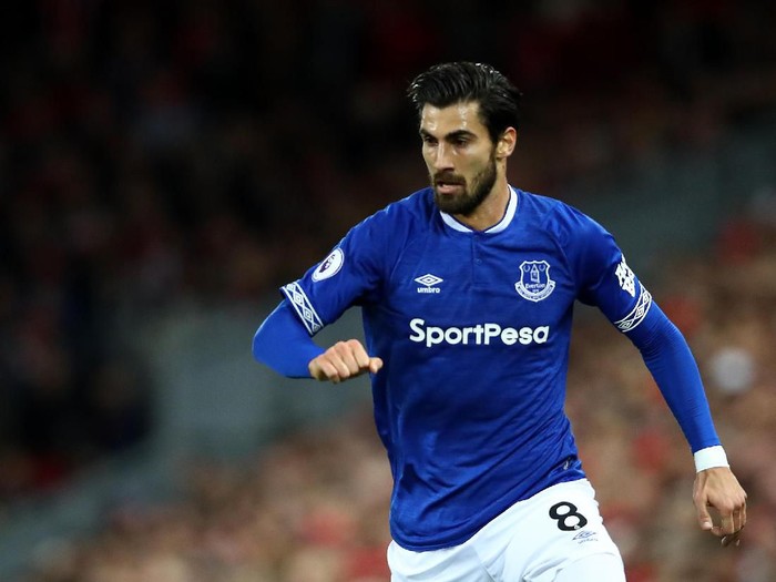 LIVERPOOL, ENGLAND - DECEMBER 02: Andre Gomes of Everton in action during the Premier League match between Liverpool FC and Everton FC at Anfield on December 02, 2018 in Liverpool, United Kingdom. (Photo by Clive Brunskill/Getty Images)