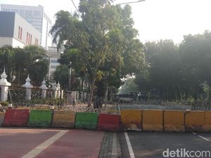 Kawat Berduri dan Barier Beton Dipasang di Dekat MK