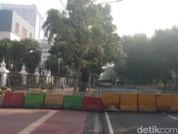 Kawat Berduri dan Barier Beton Dipasang di Dekat MK