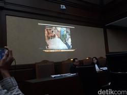 Detik-detik Ajudan Rommy Bawa Uang Suap Terekam CCTV