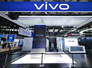 vivo Pamer Fast Charging 120W, Ponsel 5G, Hingga Kacamata AR