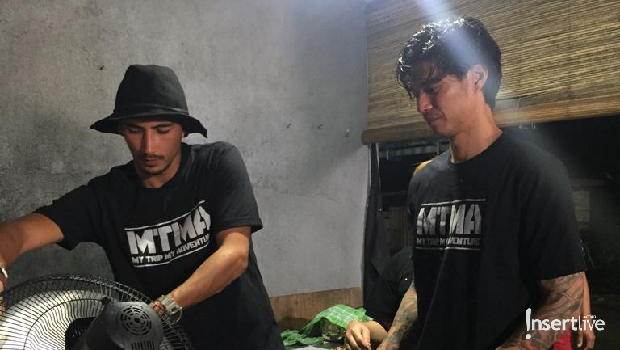 Kedua host sibuk mempersiapkan makanan hasil laut
