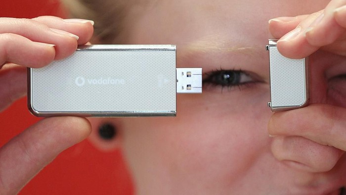 Ilustrasi flashdisk yang terhubung dengan port USB konvensional. Foto: Getty Images