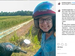 Bule Cewek Ini Touring Jelajah Indonesia Naik Skutik Sendirian