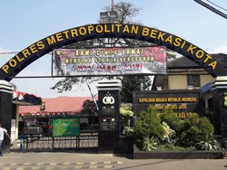 Viral Massa Ormas Berkerumun Depan Polres Bekasi, Dibubarkan Polisi