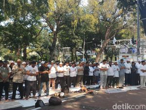 Massa Aksi Kawal MK Salat Asar Berjemaah di Jl Medan Merdeka Barat