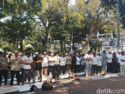 Massa Aksi Kawal MK Salat Asar Berjemaah di Jl Medan Merdeka Barat