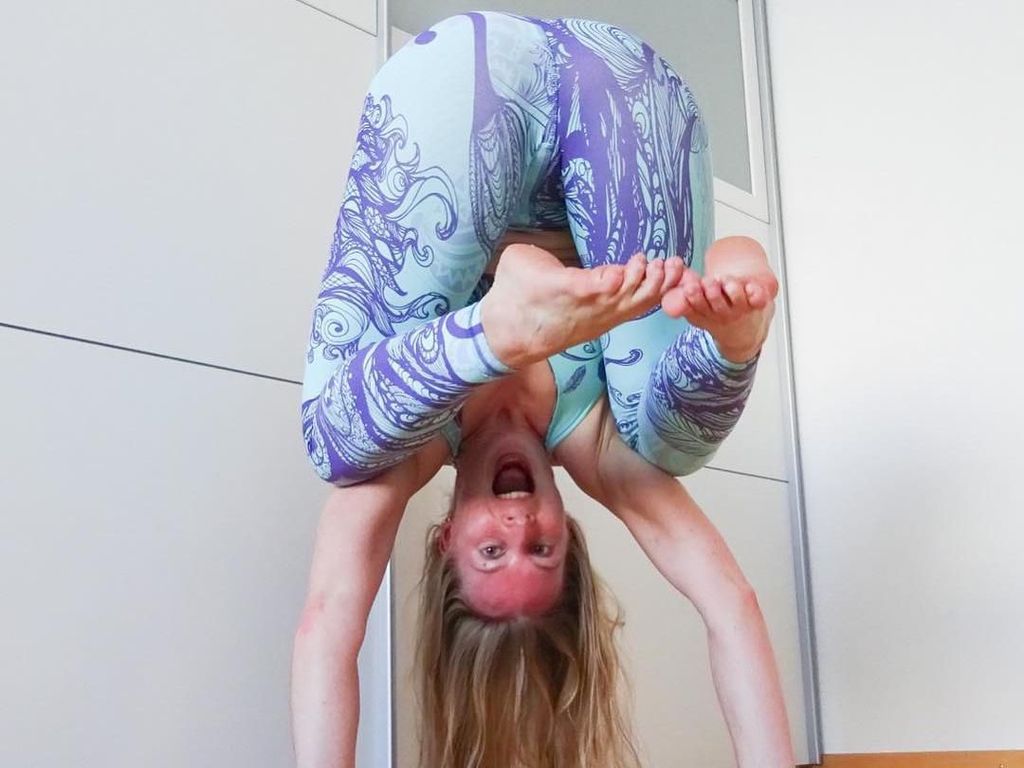 Wanita Ini Jadi Sensasi karena Ajarkan Yoga Tanpa Busana