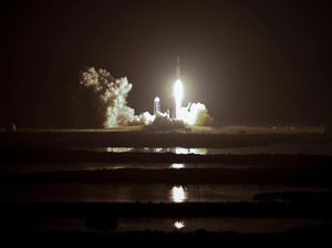 Roket Terkuat Sejagat Terbang Perdana pada Malam Hari