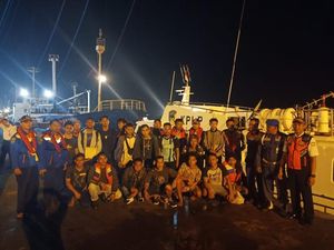 Kapal Bermuatan 1.100 Ton Pupuk Tenggelam di Tuban, 16 ABK Selamat Kapal Bermuatan 1.100 Ton Pupuk Tenggelam di Tuban, 16 ABK Selamat