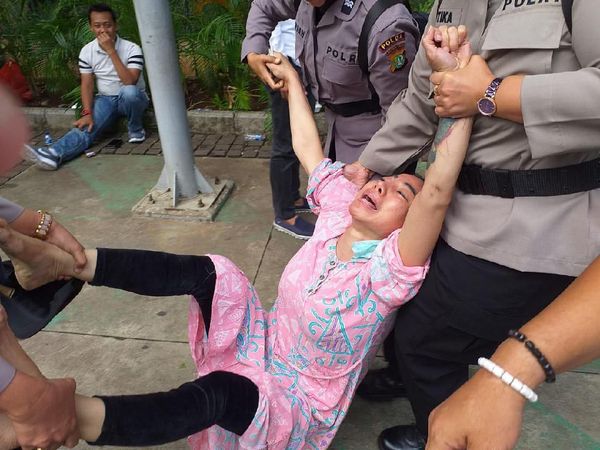 Potret Wanita Bertato di Dekat MK Nangis Histeris Saat Diamankan Polisi