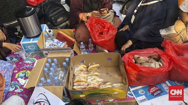 Makanan dan minuman yang ditawarkan secara gratis kepada pengunjuk rasa.